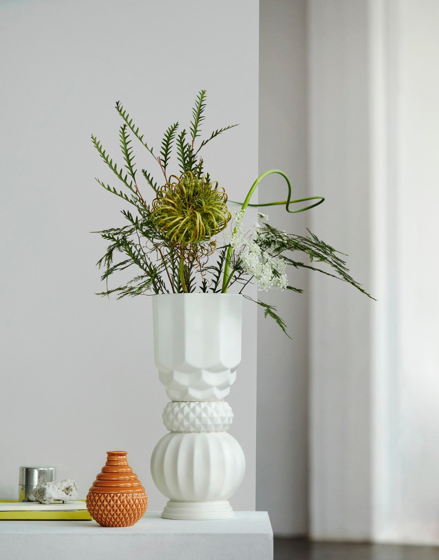 Samsurium Towerbell vase, mat hvid